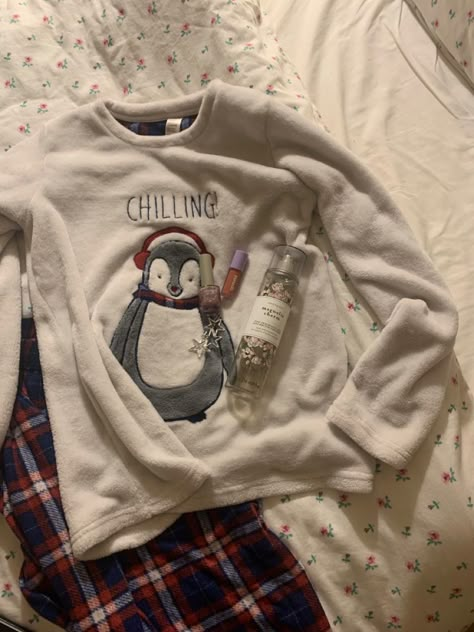 Winter Pajamas Aesthetic, Pyjamas Aesthetic Winter, Pyjamas Aesthetic, Preppy Chic Outfits, Snoopy Sweater, Winter Pjs, Pajamas Aesthetic, At Home Outfits, Christmas Pyjamas