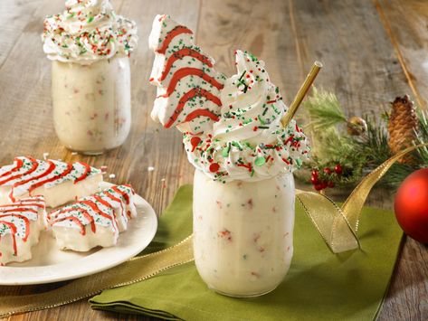 Christmas Tree cakes milkshakes recipe Christmas Tree Milkshake, Christmas Tree Cake Milkshake, Christmas Milkshake Ideas, Christmas Shakes, Christmas Milkshakes, Christmas School Activities, Christmas Ice Cream, Ice Cream Shake, Christmas Tree Cakes