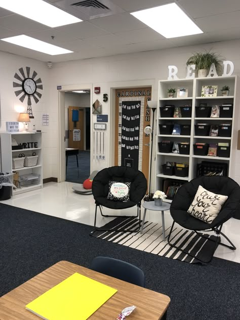 Black Teachers Classroom, Reading Specialist Classroom, Mountain Classroom, Teacher Wishlist, Junior High Classroom, Reading Nook Classroom, Director Office, Organized School, Thanksgiving Play