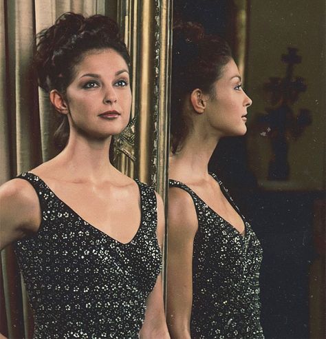 5,918 Likes, 16 Comments - 80/90s/00s (@90s.daily) on Instagram: “Ashley Judd in Double Jeopardy - 1999” Ashley Judd 90s, Ashley Judd Young, Double Jeopardy, Luke Patterson, Ashley Judd, Selling Photos Online, Ways To Get Money, Lights Camera Action, 90s Vibes