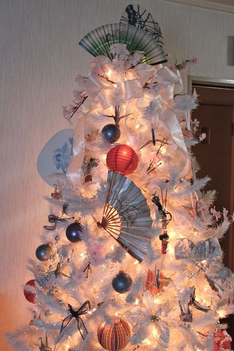 19 + Unique Japanese Christmas Tree Ideas - Christmas Celebration - All about Christmas Christmas Classroom Treats, Chinese Christmas, Japanese Christmas, Christmas Tree Decorated, A White Christmas, Hanging Christmas Tree, Unique Christmas Trees, Cool Christmas Trees, Christmas Classroom