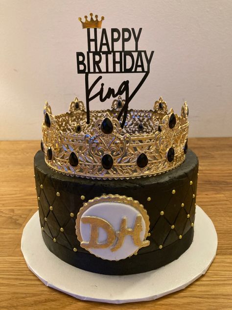 King Theme Bday Cake. Cookies “n” Cream Sponge Cake w/ Cookies “n” Cream Filling, Buttercream Frosting, Black Ribbon Border, Gold Dragees, Topped w/Kings Crown & Happy Bday King Cake Topper King Party Theme For Men, King Crown Cake For Men, King Theme Cake For Man, Happy Birthday King Cake, King Cake Design For Men, King Birthday Cake For Men, King Cake Ideas, King Birthday Theme, King Crown Cake