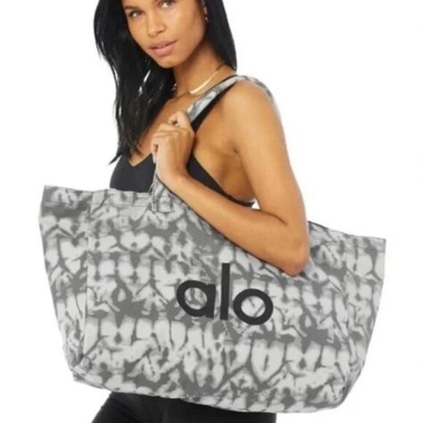 NWT ALO Yoga Tote Bag and ALO Skincare Samples Tie Dye Bags, Yoga Skirt, Yoga Tote Bag, Yoga Tote, Grey Tote Bags, Grey Tote, Skirt Trends, Tie Dye Cotton, Grey Tie Dye