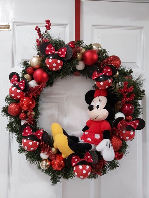 Minnie Wreath Diy, Mini Mouse Christmas Tree, Disney Christmas Theme Decorations, Minnie Mouse Christmas Wreath, Minnie Mouse Christmas Tree Ideas, Disney Christmas Decorations Ideas, Christmas Disney Decorations, Disney Wreath Diy, Disney Christmas Decorations Diy