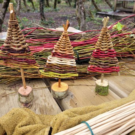 Christmas Willow Weaving, Willow Weaving Projects, Willow Weaving Beginners, Woven Christmas Ornaments, Weaving Ornaments, Willow Star, Wicker Christmas Tree, Willow Christmas Tree, Christmas Weaving