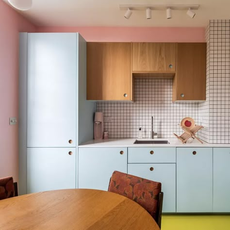 Colorful Kitchens, Kitchen Colour Combination, Colourful Kitchen, Plywood Kitchen, Kitchen Color, Kitchen Diner, Tiny Kitchen, Smile On, Kitchen Tiles