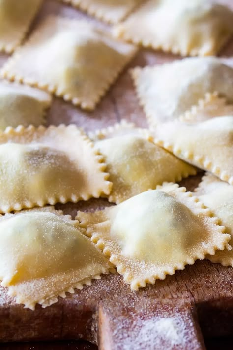 Ravioli Recipe Filling, Homemade Ravioli Filling, Ravioli From Scratch, Cheese Ravioli Recipe, Ravioli Recipe Homemade, Spinach And Cheese Ravioli, Spinach And Ricotta Ravioli, Homemade Pasta Dough, Ravioli Filling