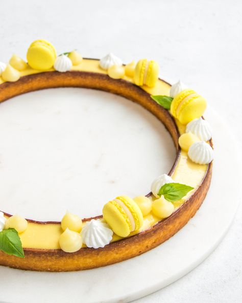 Stunning lemon tart with a twist of basil. This tart form is a little bit more complex to make but the result is worth it. This shape is... Lemon Tart Decoration, Lemon Macarons, French Meringue, French Tart, Lemon Basil, Tart Shells, Tea Party Food, Lemon Tart, Cake Decorating Designs