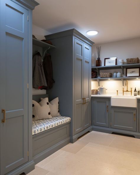 Humphrey Munson on Instagram: “A proper bootility room with everything you need for laundry etc, boot room storage for coats and boots and school bags, a sink area and a…” Utility Cloakroom Ideas, Laundry Cloakroom, Hilly Garden, Boot Room Storage, Cloakroom Ideas, Georgian Farmhouse, Boot Rooms, Boot Room Utility, Small Utility Room