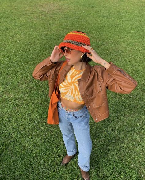 Bucket Hat Photoshoot, Vintage Jacket Outfit, Picnic Fashion, Bandana Cap, Outfit Pose, Bucket Hat Outfit, Festival Fits, Pose Idea, Orange Outfit