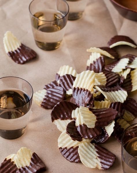 Chocolate Covered Potato Chips | 29 Quick And Easy Oscars Party Appetizers Chocolate Covered Potato Chips, Spoon Fork Bacon, Dessert Original, Köstliche Desserts, Snack Chips, Spoon Fork, Baklava, Sweets Treats, Appetizers For Party