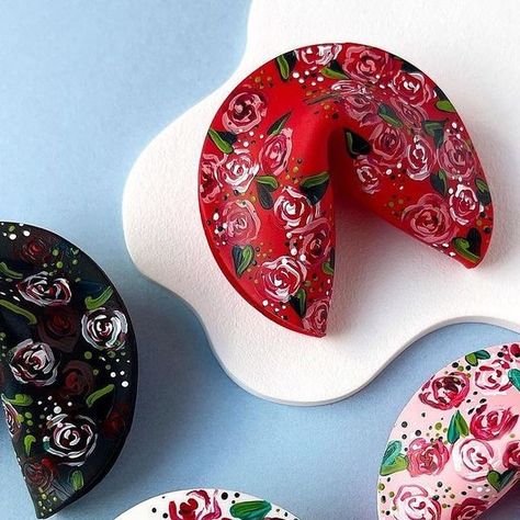 Clay Fortune Cookies, Chinese Fortune Cookie, Polymer Clay Accessories, Clay Accessories, Fortune Cookies, Fortune Cookie, Create Diy, Polymer Clay Tutorial, Clay Tutorials