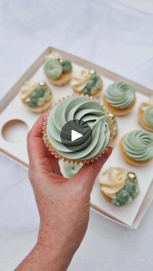 Sage Green Birthday Cupcakes, Green Cupcakes Decoration, Eucalyptus Cupcakes, Green Cupcakes Ideas, Sage Green Cupcakes, Eucalyptus Cake, Wedding Cupcakes Ideas, Muffins Decorados, Wedding Dessert Cupcakes