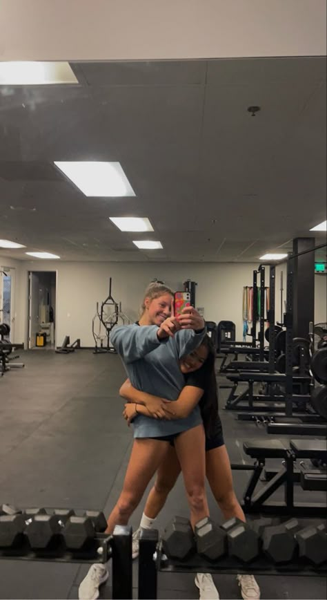 Gym With Bestie Aesthetic, Gym Pics With Bestie, Bestie Gym Pictures, Best Friend Gym Pictures, Friends Working Out, Gym Besties Aesthetic, Gym With Friends, Working Out With Friends, Gym Besties