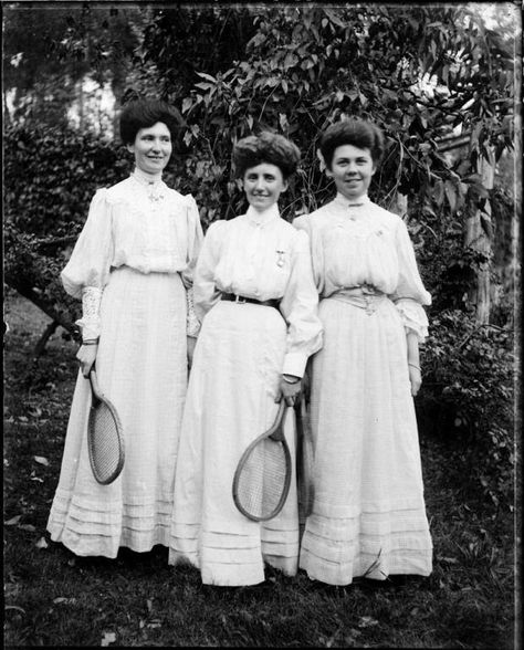 retro tennis Tennis Outfits, Tennis Wear, 1910s Fashion, Three Women, Vintage Tennis, Light Dress, Tennis Fashion, Style Japonais, Vestidos Vintage