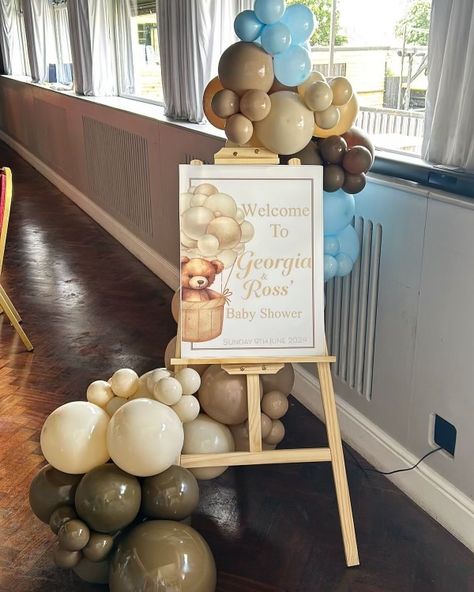 Welcome Easel With Balloons, Welcome Sign With Balloons, Balloon Archway, Lisa Baby, Diner Aesthetic, Shower Balloons, Balloon Stands, Wooden Easel, Lets Talk