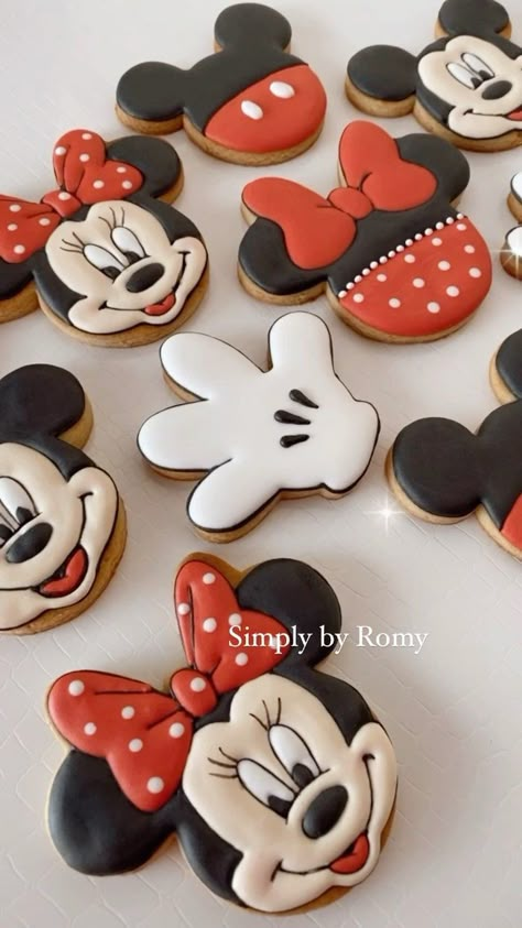 Minnie And Mickey Cookies, Minnie Mouse Cookies Decorated, Mickey Mouse Sugar Cookies, Minnie Mouse Sugar Cookies, Minnie Mouse Decor, Minnie Cookies, Mickey Cookies, Oh Toodles, Mouse Cookies