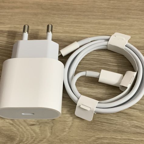 Très bon chargeur avec la capacité des chargeur très rapidement très efficace et durable Usb Adapters, 12 12, 13 Mini, Iphone 13, Ipad, Smartphone, Lily, Mural, Collage