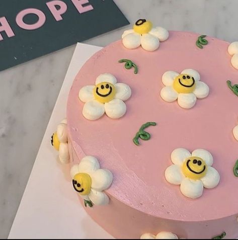 Tort Aesthetic, Daisy Cake, Pastel Cupcakes, Mini Torte, Pinterest Cake, Tiny Cakes, Pastel Cakes, Simple Cake Designs, Cute Cake