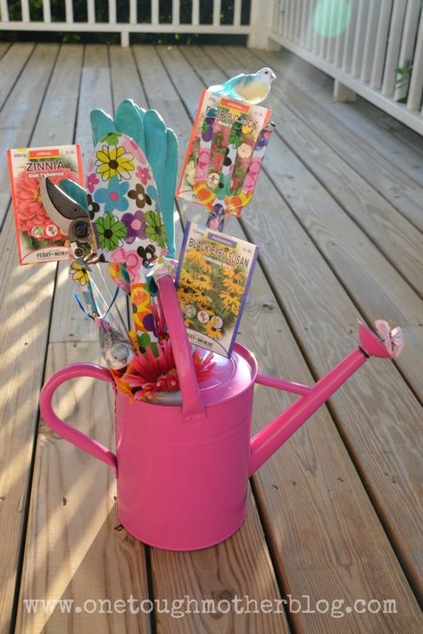 Make a creative garden gift basket using a pretty watering can for Mother's Day! Gardening Gift Basket Diy, Garden Gift Basket, Gardening Gift Baskets, Mothers Day Baskets, Homemade Gift Baskets, Christmas Gift Baskets Diy, Raffle Basket, Auction Baskets, Raffle Baskets