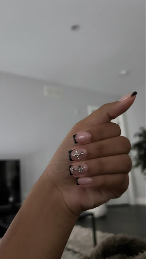 Nails 2022 nailideas nail trendy chrome hearts short nails black French tips nail trend silver nails cute Halloween nails inspo Karrueche Tran Nails, Short Chrome Hearts Nails, Mail Inspo 2022, Nail Inspiration 2023, Mail Inspo 2023, Chrome Hearts Nails, Chrome Heart Nails, Nail Ideas 2022, Biab Nails