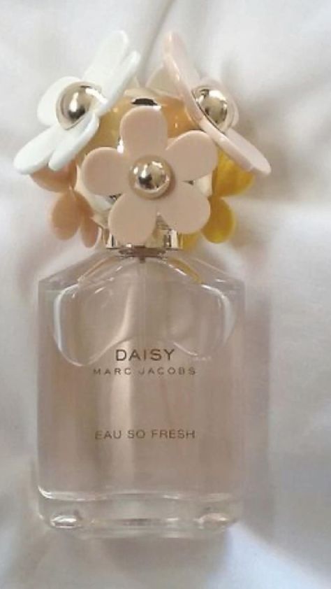 Perfume Collection Display, Marc Jacobs Perfume, Koleksi Parfum, Vanilla Lace, Daisy Perfume, Daisy Eau So Fresh, Marc Jacobs Daisy, Fragrances Perfume Woman, Perfume Collection Fragrance