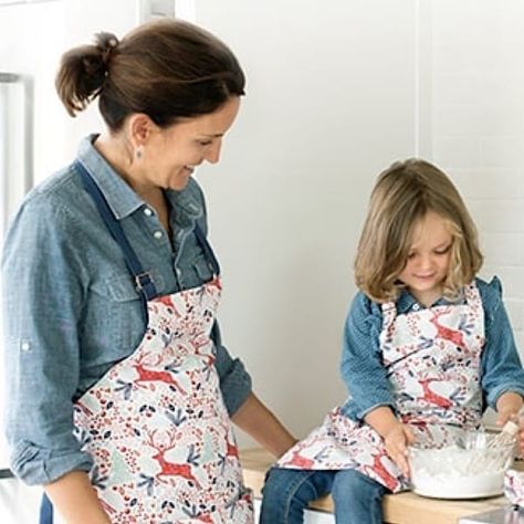 Mommy, Daddy and Me Matching Aprons Mommy And Me Christmas, Free Apron Pattern, Matching Aprons, Mother Daughter Matching Outfits, Holiday Aprons, Dress Up Boxes, Christmas Apron, Kitchen Fun, Visual Memory