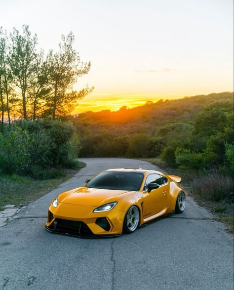 R35 Aesthetic, Brz Modified, Car Keys Aesthetic, Pop Up Headlights, Car 90s, Keys Aesthetic, Expensive Interior, Disney Cars Wallpaper, Aesthetic Sports