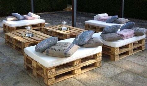 Divanetto con bancali - Giardino moderno con i bancali - Small sofa with pallets - Modern garden with pallets Pallet Furniture Cushions, Rustic Outdoor Furniture, Pallet Lounge, Build A Shed, Pallet Garden Furniture, Pallet Patio Furniture, Pallet Patio, Pallet Couch, Pallet Outdoor