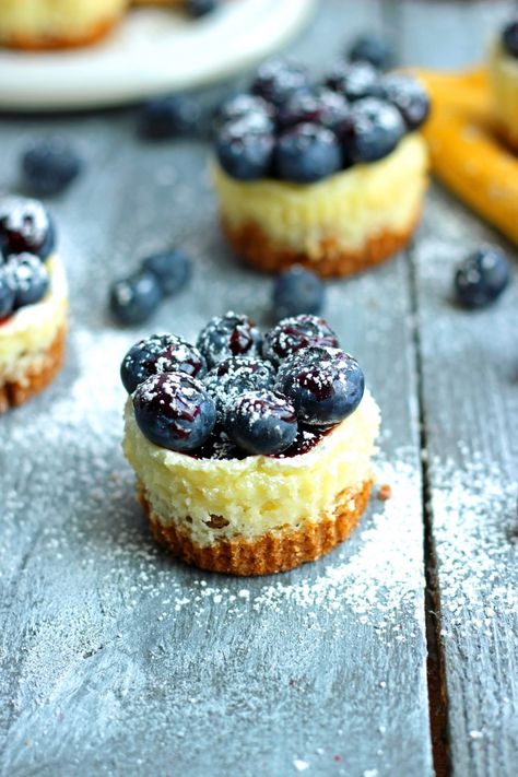 Mini Lemon and Blueberry Cheescakes Cheesecake Wedding Cake, Blueberry Cheesecake Recipe, Lemon Blueberry Cheesecake, Mini Cheesecake Recipes, Chips Ahoy, 2015 Wedding, Small Desserts, Oreo Dessert, Cheesecake Bites