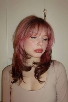 Grown Out Red Hair, Dusty Red Hair, Pink Streaks In Hair, Pink Hair Alternative, Pink Hair Bangs, Brown And Pink Hair, Buzzcut Girl, How To Have Style, Highlights Color