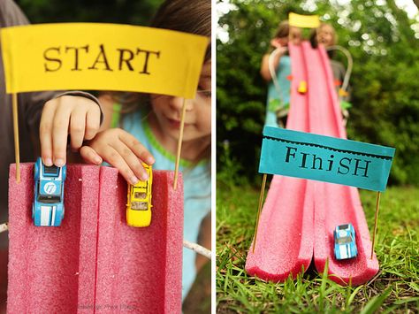 DIY Toy Car Race Track - Another great use for the pool noodle! Auto Party, Diy Toys Car, Hotwheels Birthday Party, Hot Wheels Party, Hot Wheels Birthday, Race Car Birthday Party, Cars Party, Race Car Party, Race Car Birthday