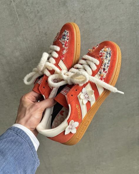 Best Shoes 2024, Cool Shoes Women, Cool Shoelaces, Orange Shoes Outfit, Sneakers 2024, Mode Shoes, Diy Sneakers, Quoi Porter, Shoe Wishlist