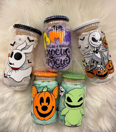 Oogie Boogie Glass Cup, Glass Custom Cups, Oogie Boogie Cup, Spooky Glass Cups, Glass Halloween Cups, Halloween Cups Ideas, Halloween Business Ideas, Halloween Tumbler Ideas Vinyl, Custom Cup Ideas Vinyl