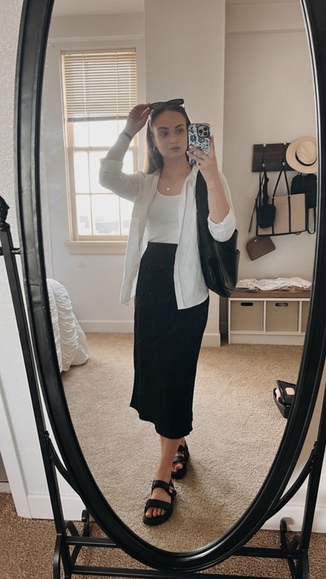 Modest Slip Dresses, Short Women Skirt Outfit, Modest Fashion Skirts, Church Outfit Catholic, Modest Summer Skirt Outfits, Summer Work Outfits Skirt, Modest But Stylish Outfits, Casual Conservative Outfits, Casual Dress Outfit Fall