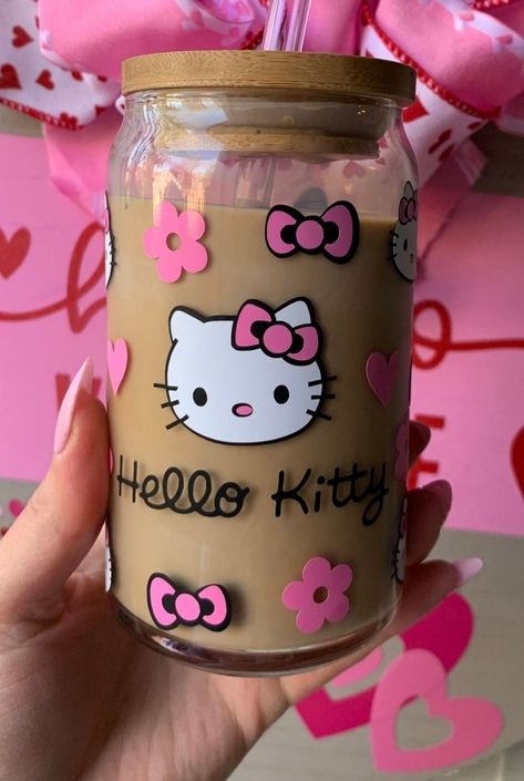 Hello Kitty Glass Cups, Hello Kitty Coffee Cup, Vasos Aesthetic, Hello Kitty Tumblr, Hello Kitty Cup, Hello Kitty Water Bottle, Kawaii Cups, Fancy Cup, Business Branding Inspiration