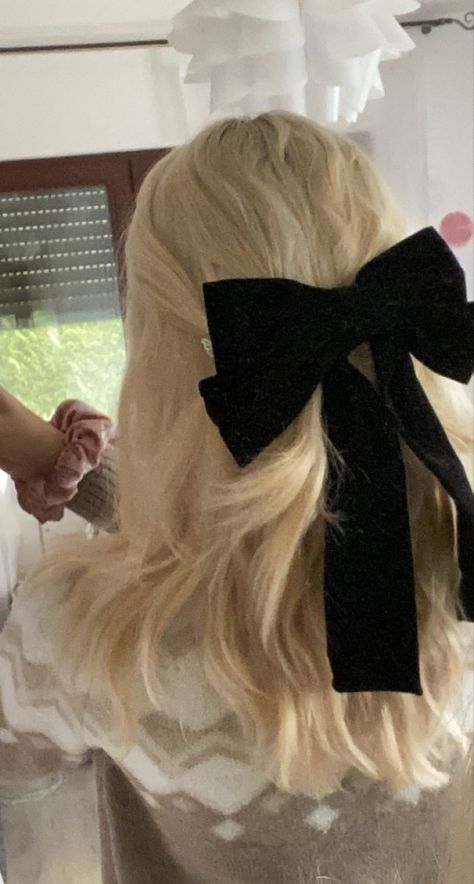 Aesthetic Alice In Wonderland, Hair Inspiration Aesthetic, Wavy Hair Inspiration, Black Hair Ribbon, Haie Style, Alice Kingsleigh, Vampire Oc, 19th Bday, Accessories Idea