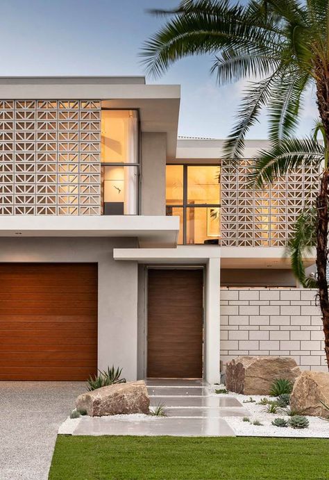 Breeze blocks are one of this year’s biggest trends and for good reason! Here are 10 homes that get breeze blocks right. Exterior Cladding Options, Palm Springs Homes, Palm Springs Houses, Wall Plants, Palm Springs Architecture, Breeze Block Wall, Privacy Wall, Deck Privacy, Landscaping Backyard