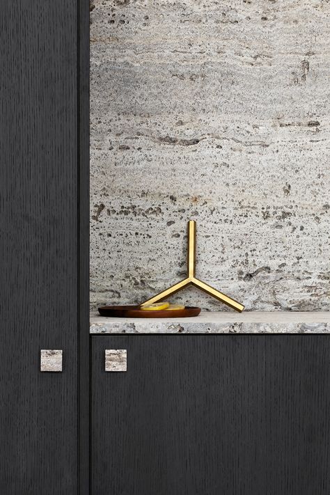 Details in natural stone on a base of black veneer make a classic and sophisticated combination • We work together with you to design a practical, user-friendly kitchen to come home to. #kitchendesign #detail #madeinbelgium #interior #design #architecture #warmminimalism #bespoke #custom #interiordesign #furniture #blackveneer #travertin #brass Natural Stone Veneer, Interior Design Architecture, Black Furniture, Stone Veneer, Black Kitchens, Kitchen Sets, Come Home, Design Architecture, Small Bathroom