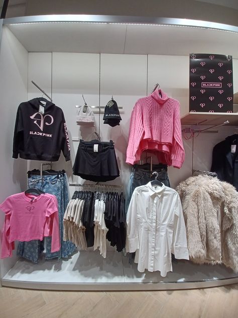 From H&M🛍💅 (Japan)🇯🇵 Blackpink Things, Bp Outfits, Blackpink Outfits, Blackpink Funny, Jennie Kim Blackpink, Bullet Journal Art, Blackpink And Bts, Black Pink Kpop, Dark Wallpaper