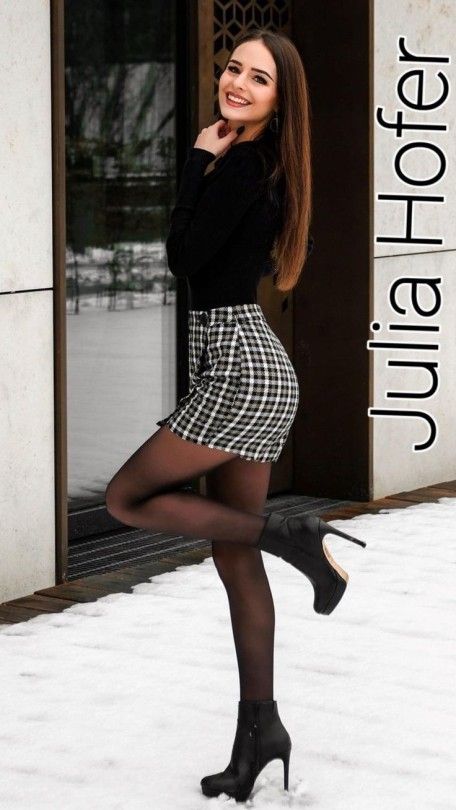 Winter Stockings Outfit, Dress With Stockings Outfit Classy, Skirt With Stockings, Stockings Outfit Classy, Rok Mini, Stockings Outfit, Cute Skirt Outfits, Dress With Stockings, Plaid Skirt