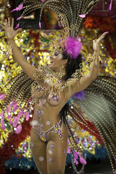 Purple Carnival Dancer Samba Dancer Brazil Carnival, Rio Carnival Dancers, Carnival Dancers, Carnival Girl, Carnaval Costume, Brazil Carnival, Samba Costume, Rio Brazil, Rio Carnival