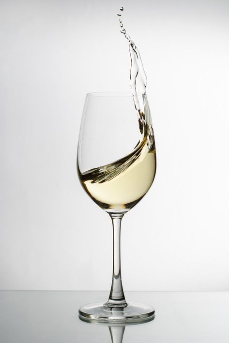 Vino blanco salpicado de una elegante copa de vino | Foto Premium Wine Tattoo, Wine Boutique, California Colors, Wedding Canvas, Travel Collage, Spilled Wine, Wine Photography, Wine House, Couple Painting