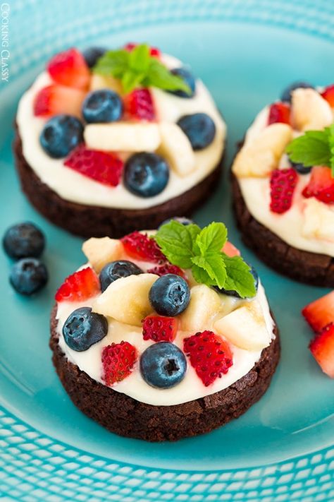 Brownie Fruit Pizza, Fruit Pizzas, Dessert Mini, Fruit Pizza Recipe, Mini Brownies, Summer Produce, Chewy Brownies, Torte Cupcake, Brownie Toppings