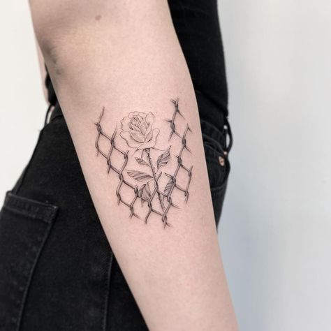 Rose and chain link fence tattoo Rose And Chain Tattoo, Feminine Chain Tattoo, Rose Chain Tattoo, Chain Of Roses Tattoo, Fence Tattoo Ideas, Flower Chain Tattoo, Chain Link Fence Tattoo, Chainlink Fence Tattoos, Fence Tattoo