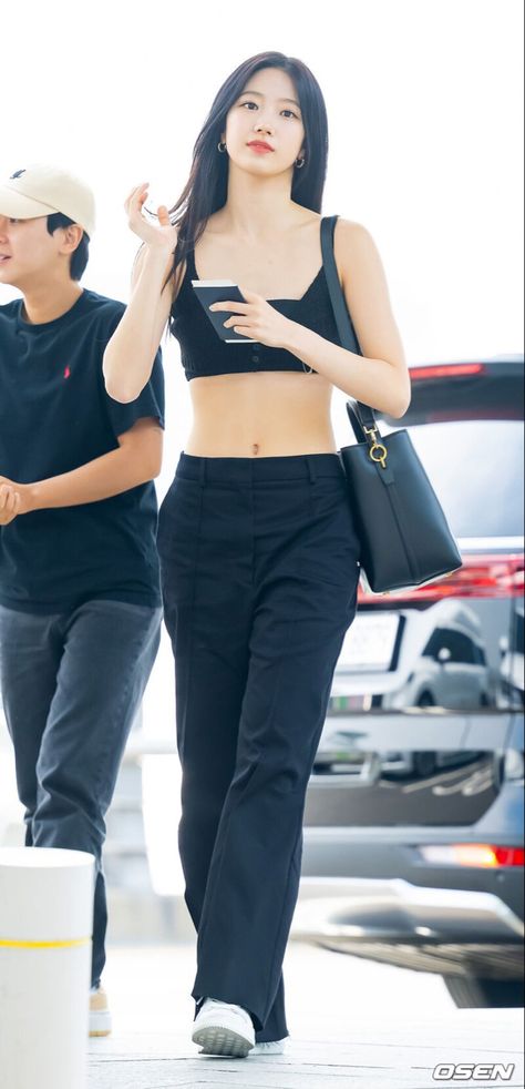 230707 LE SSERAFIM Kazuha at Incheon International Airport Eunchae Airport Fashion, Kazuha Airport Fashion, Le Sserafim Airport Fashion, Kazuha Fashion, Kazuha Outfit, Kazuha Outfits, Lesserafim Kazuha, Idols Outfits, Le Sserafim Kazuha