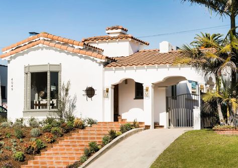 Spanish Colonial Revival Architecture, Spanish Bungalow Exterior, Spanish Colonial Exterior, Spanish Mission Style Homes, Spanish Casita, Bay Window Exterior, Spanish Cottage, Colonial Interiors, Spanish Exterior