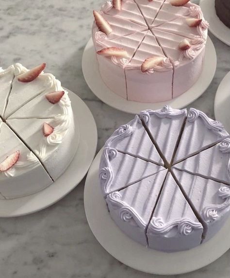 ━ 𝐡𝐚𝐳𝐞𝐥 ☻ Baking Cake Aesthetic, Cake Asthetic Picture, Cakes Aesthetic, Birthday 22, Aesthetic Cake, Pastel Cakes, Cake Aesthetic, Simple Cake Designs, Pretty Dessert