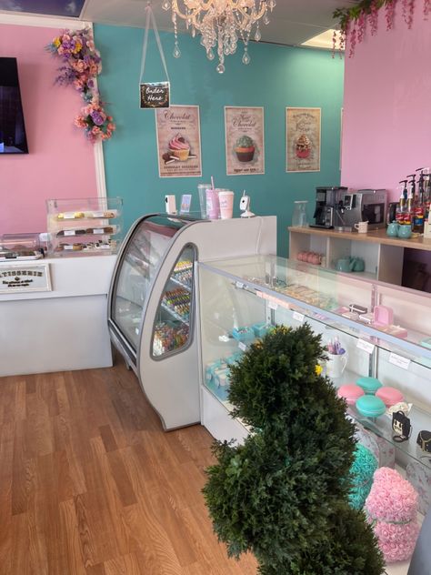 Bakery Decoration Ideas Interior Design, Pastel Bakery Aesthetic, 50s Bakery, Shed Bakery, Cute Bakery Interior, Bakery Decor Ideas, Cute Bakery Aesthetic, Bakery Exterior, Cute Bakeries