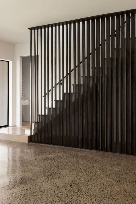 Closed Staircase Ideas, Closed Staircase, Staircase Wall Design, Black Stair Railing, Black And White Stairs, Black Staircase, Stairwell Wall, Black Stairs, Staircase Railing